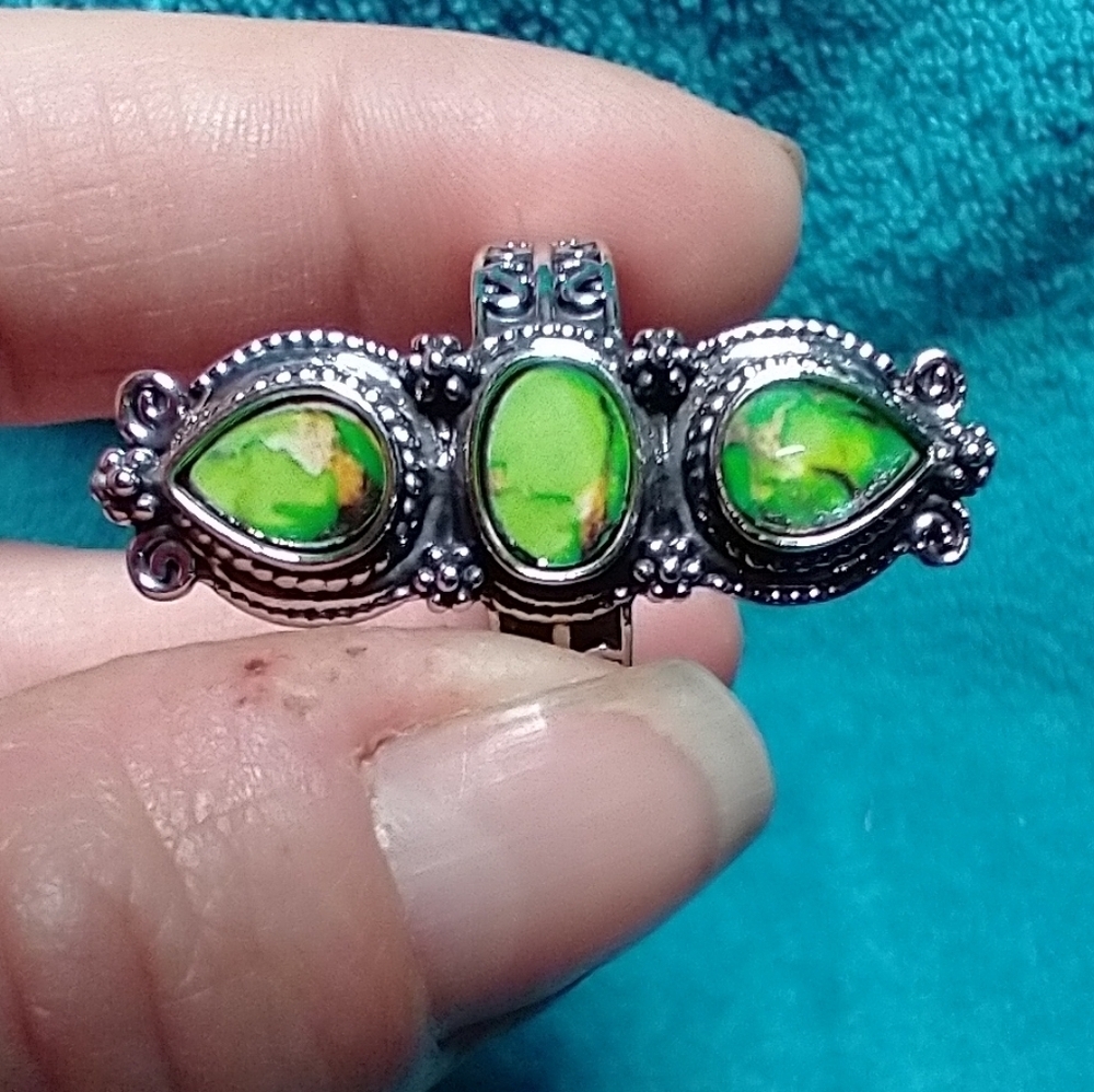 Silvertone green stone ring large intricate decorative long